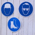 Hinweisschilder auf einer Baustelle