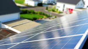 Photovoltaikanlage auf dem Dach eines Einfamilienhauses