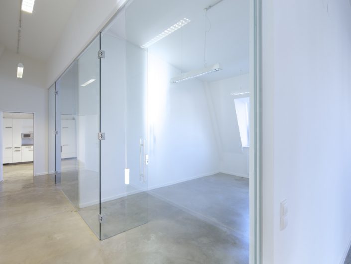 Sanierung Bürohaus Niederhofstraße – Verglaste Dachbüros