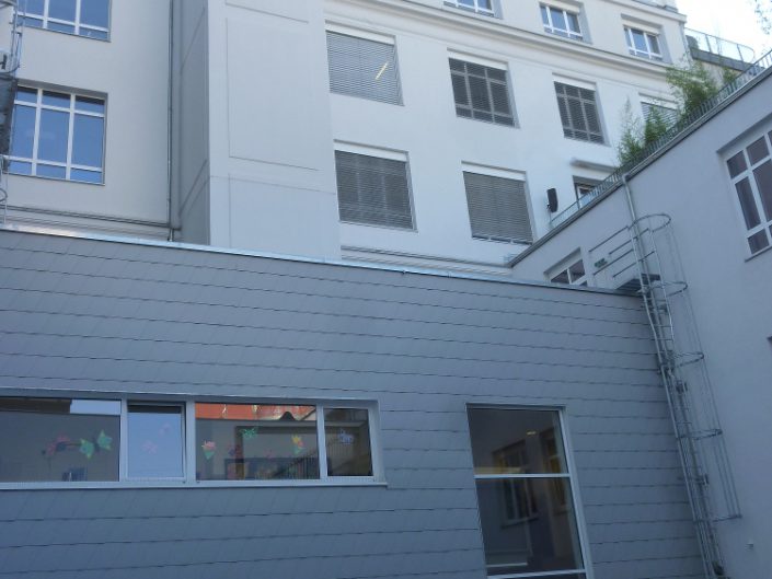 Sanierung Bürohaus Niederhofstraße – Innenhof mit Kindergarten