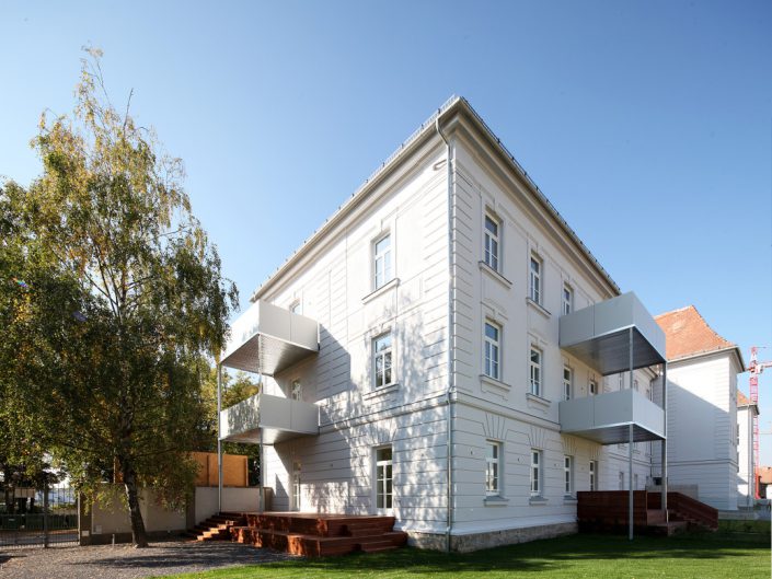Sanierung Ehemalige Kaserne Stockerau – Balkone an der Eckfassade