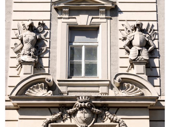 Sanierung Ehemalige Kaserne Stockerau – Fenster mit Ornamenten an der Fassade