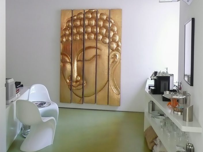 Loftbüro Dornbach – Küchenbereich mit goldenem Bild