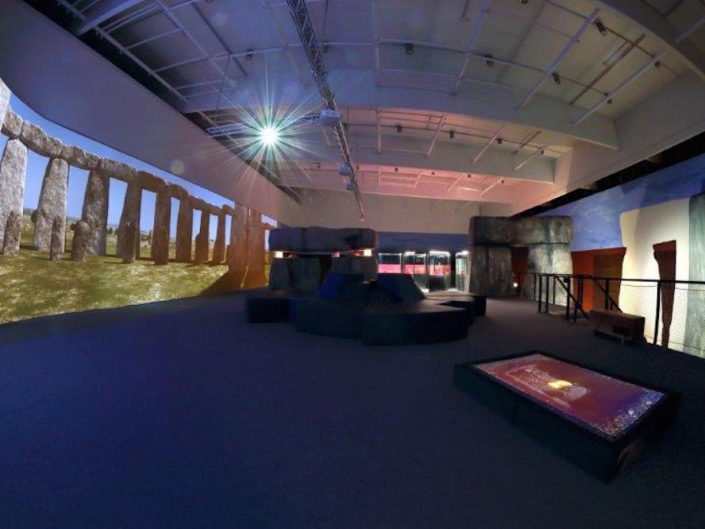 Ausstellung STONEHENGE – Ausstellungsraum mit Videoprojektion der Stonehenge-Formation