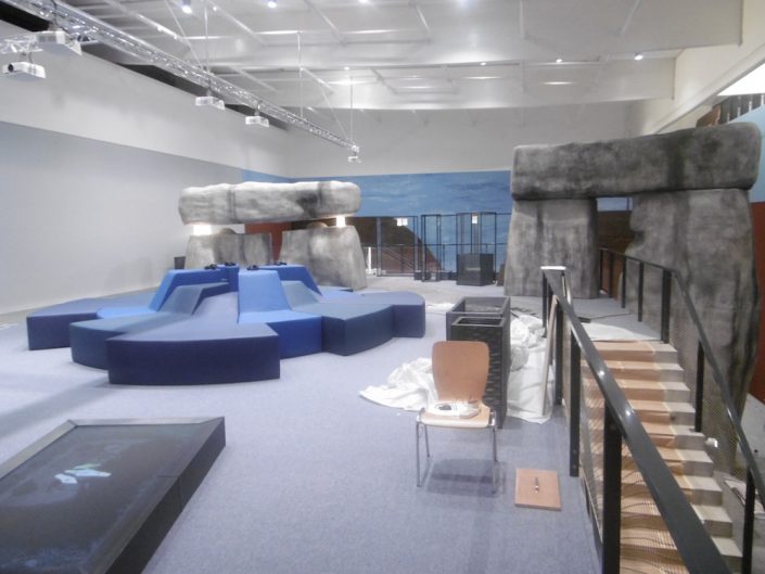 Ausstellung STONEHENGE – Aufbau von stilisierten Stonehenge-Steinen