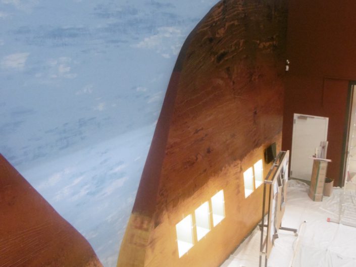 Ausstellung STONEHENGE – Aufbau einer Wand mit Schaukästen