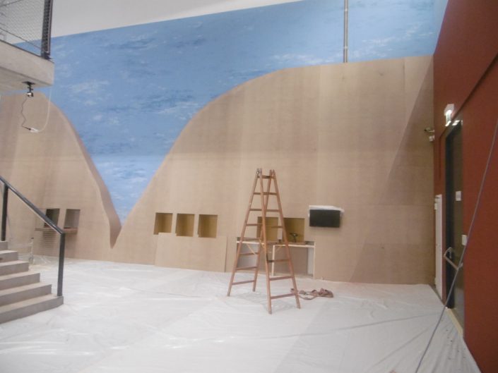Ausstellung STONEHENGE – Ausstellungsaufbau mit Leiter und Bodenbelag