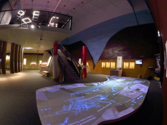 Ausstellung STONEHENGE – Ausstellungsraum mit Videoprojektion auf den Boden