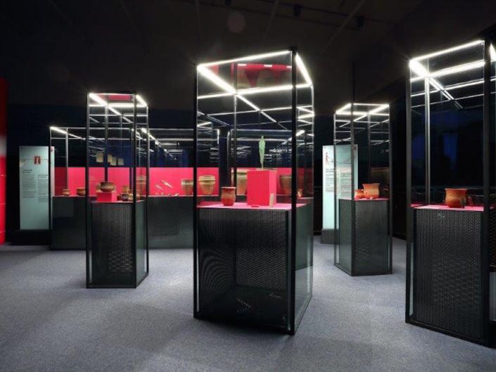 Ausstellung STONEHENGE – Vitrinen im ersten Stock der Ausstellung