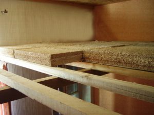 Hanfplatten die in eine Wand zur Dämmung eingelegt werden