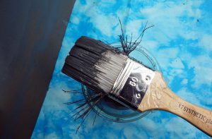 Pinsel mit Farbe