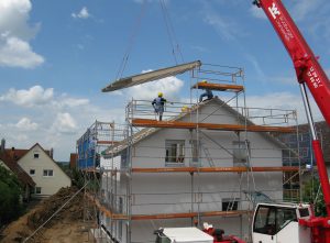 Baustelle mit Gerüst und Kran