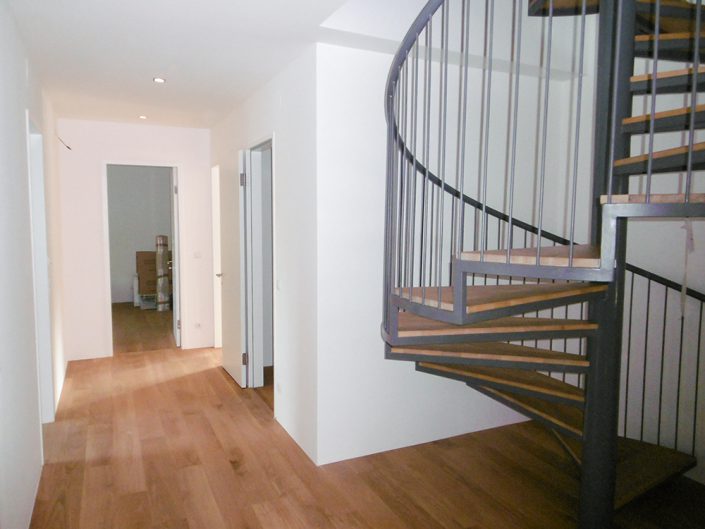Altbauwohnung in Hernals – Fertiger Durchgangsbereich mit Treppe