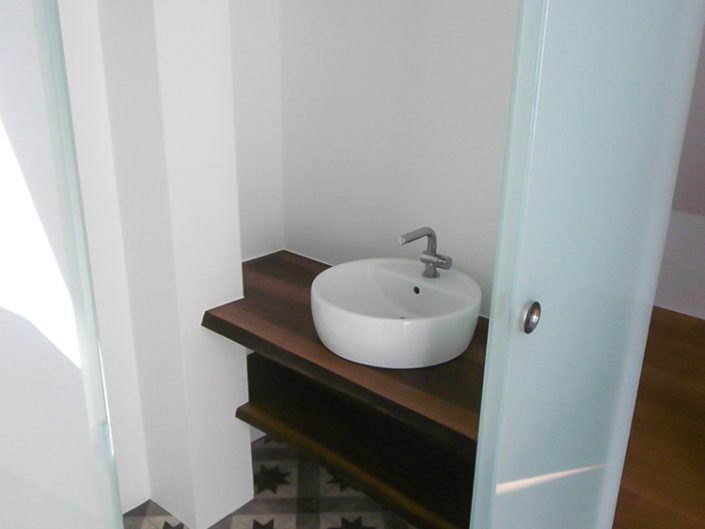 Altbauwohnung in Hernals – Badezimmer mit Waschmuschel