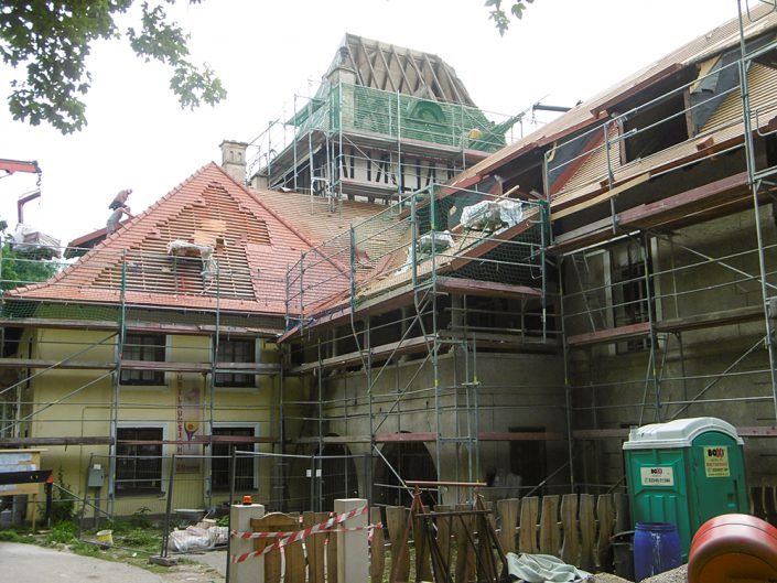 Umbau Waldorfschule Schönau – Außenansicht mit Gerüsten