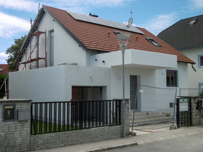 Umbau Einfamilienhaus Biedermannsdorf – Seitenansicht mit Garage