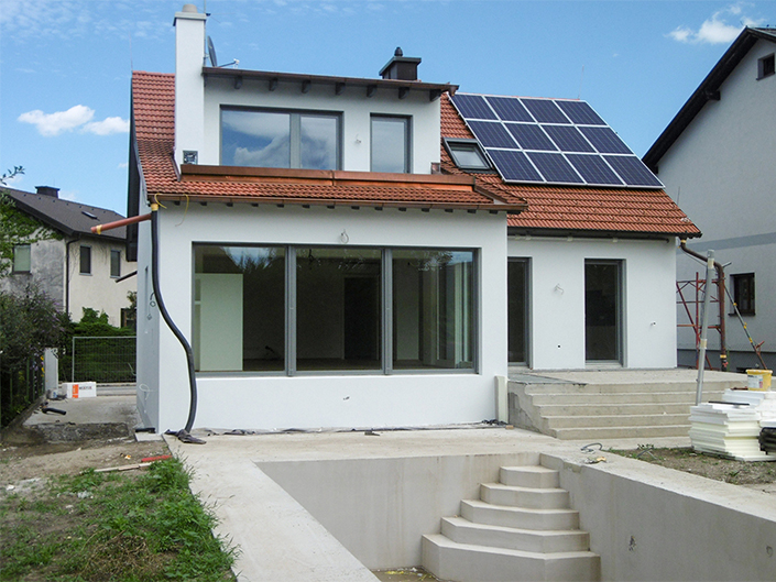 Umbau Einfamilienhaus Biedermannsdorf – Front mit Pool und Solaranlage