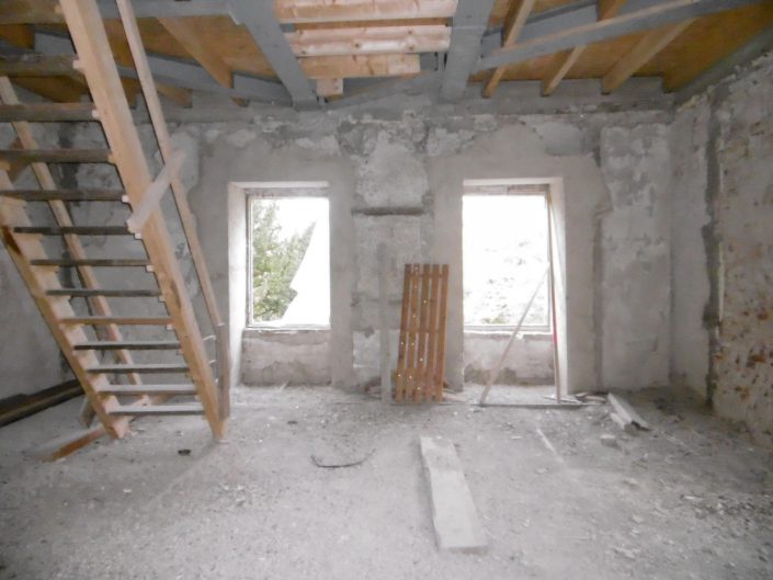 Umbau Waldorfschule Schönau – Innenausbau mit zwei Fenstern und Treppe