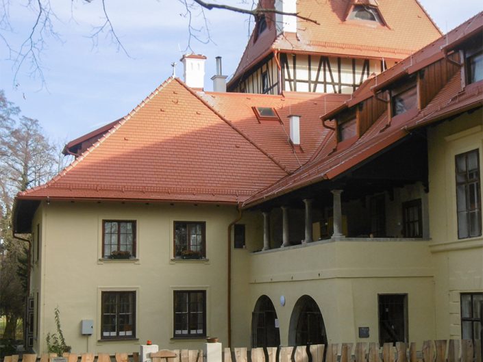 Umbau Waldorfschule Schönau – Seitenansicht mit fertigem Dach
