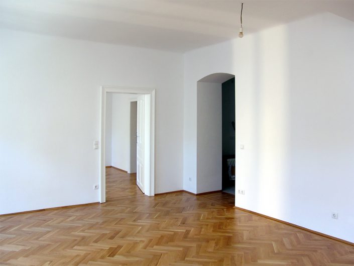 Wohnungssanierung Altbau – Leere Wohnung mit neuem Parkettboden
