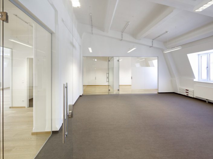 Bürohaus in der Niederhofstraße – Weitläufiger Dachausbau