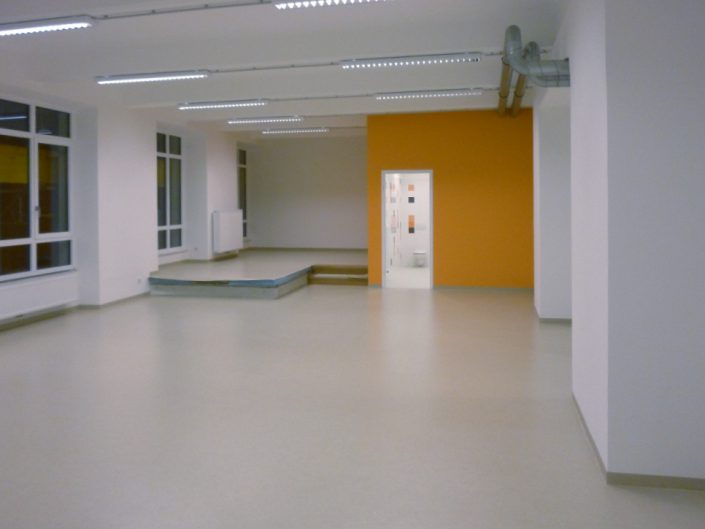 Kindergarten – Leerer Gruppenraum mit Blick in den Waschraum