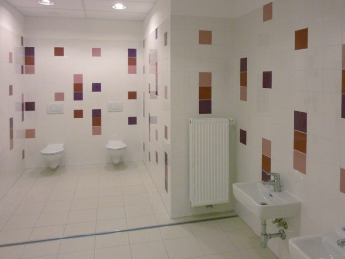 Kindergarten – Waschraum mit roten Fließen