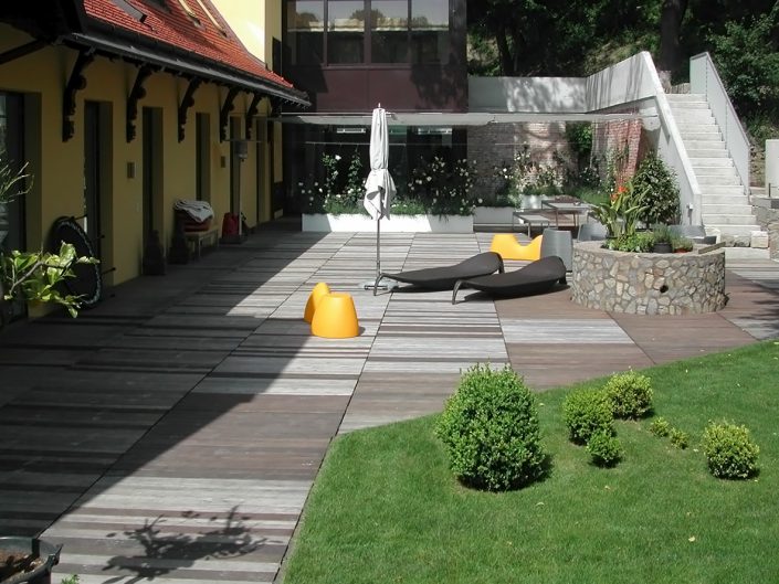 Loftwohnung in Dornbach – Garten mit Liegen