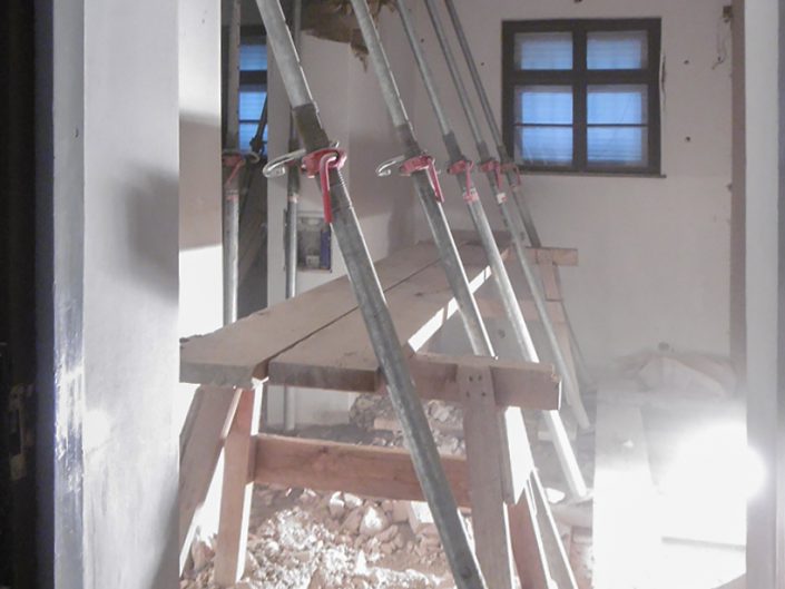 Stützende Gerüste beim Umbau des Schiele-Museums