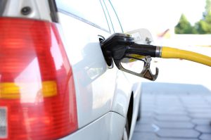 Ein Auto wird mit einem Zapfhahn betankt