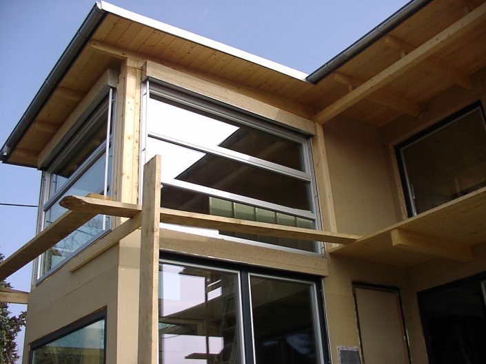 Kleingartenhaus aus Holz – Ansicht auf die Fassade mit Fenstern