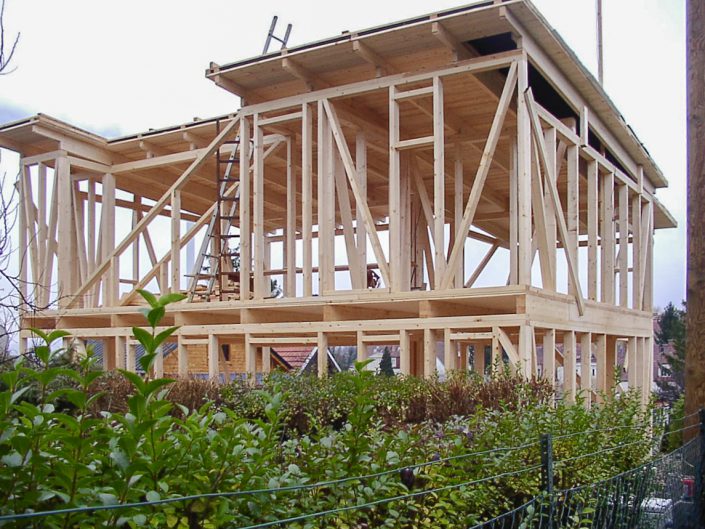 Kleingartenhaus aus Holz – Holzkonstruktion im Bau