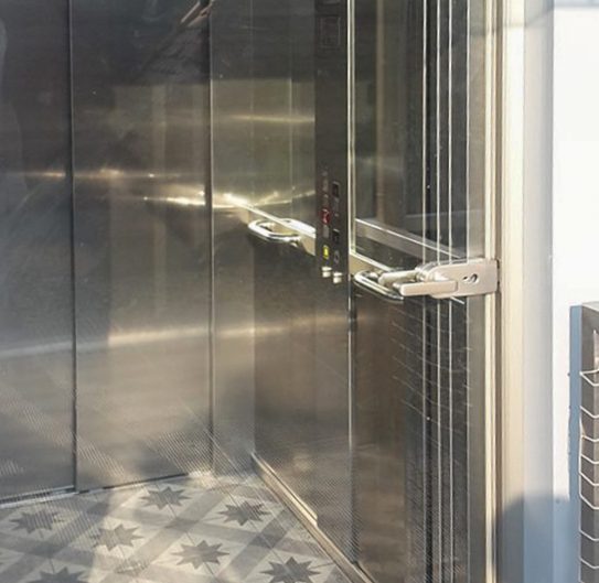 Altbauwohnung in Hernals – Der fertige Aufzug
