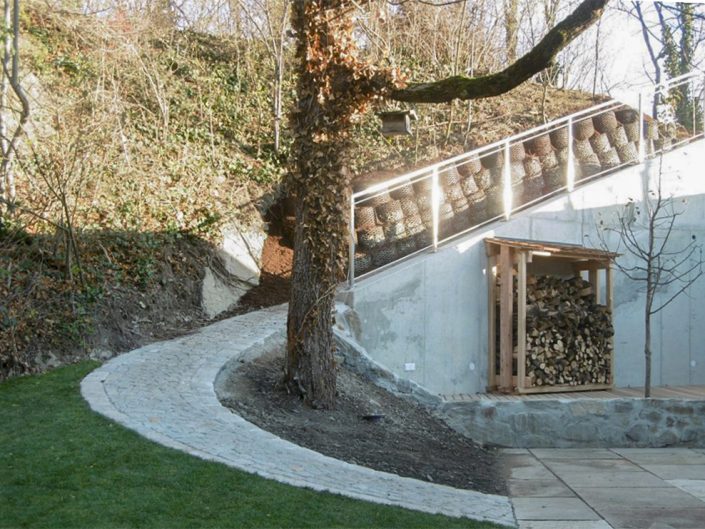 Altbauwohnung in Hernals – Garten mit Treppe
