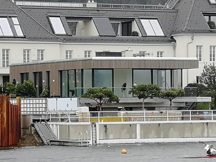 Bungalow an Donau mit teilschwebendem Pool und Terrasse