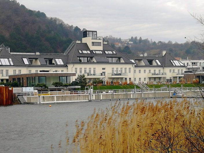 Blick über Donau Richtung Radisson Hotel