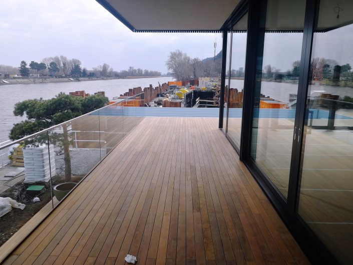 Schwebende Terrasse aus Holz