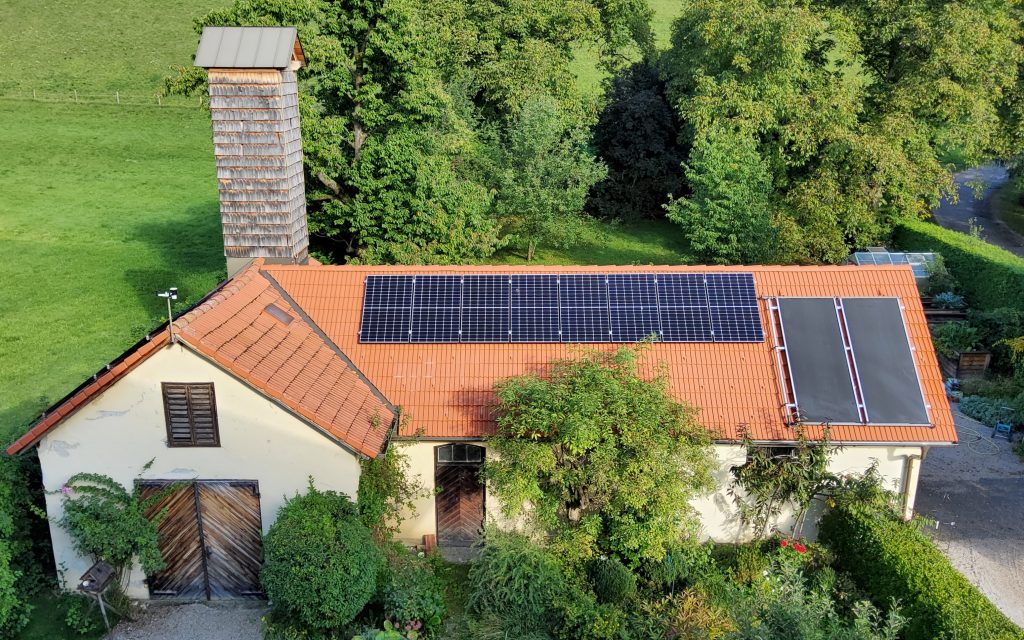 Haus mit Solarpaneelen am Dach